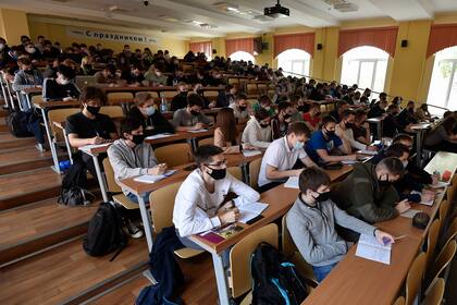 Estudiantes de la Universidad de Transporte de Rusia con mascarillas asisten a una conferencia en Moscú el 5 de octubre de 2020, en medio de la pandemia de coronavirus