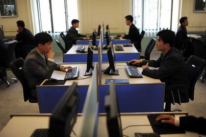 Estudiantes de la Universidad Kim Il-Sung en Pyongyang. El hermético país asiático cuenta con empresas desarrolladoras de aplicaciones para teléfonos inteligentes, software y sistemas informáticos