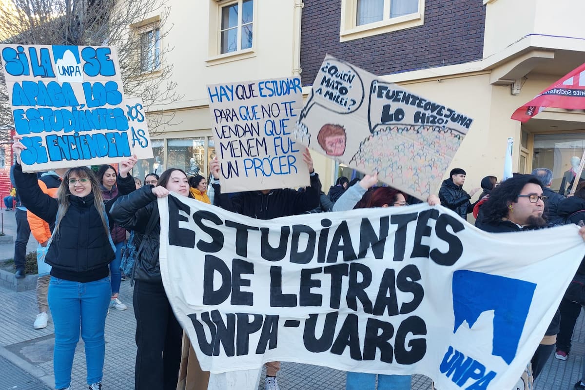 Estudiantes de la Universidad Nacional de la Patagonia Austral se manifestaron en repudio al recorte presupuestario en Río Gallegos, Santa Cruz.