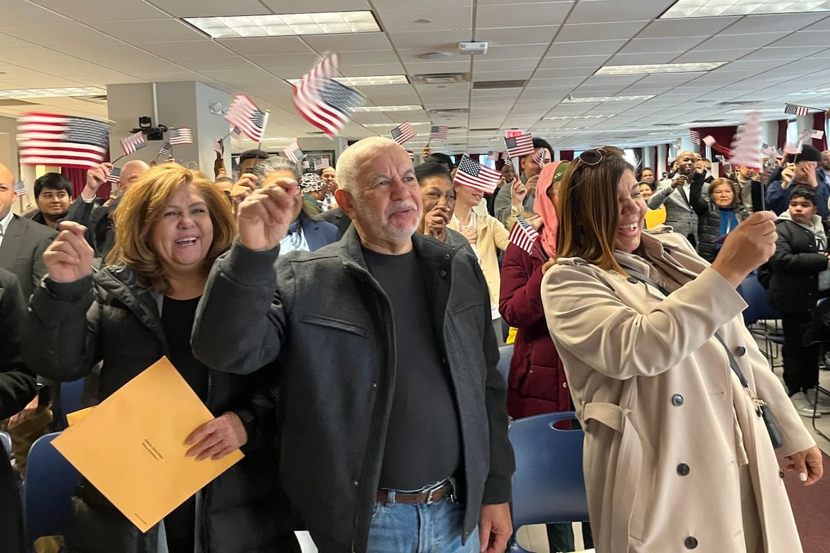 Estudiantes de los Community Hubs en Denver celebran su camino hacia la ciudadanía estadounidense con clases de civismo, inglés y preparación para entrevistas. Foto: Archivo