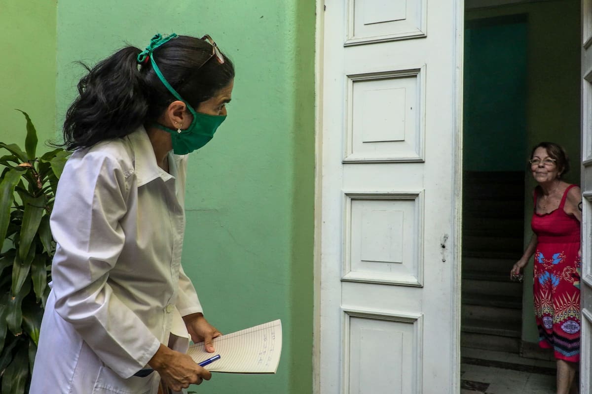 Estudiantes de medicina en Cuba realizan controles puerta por puerta