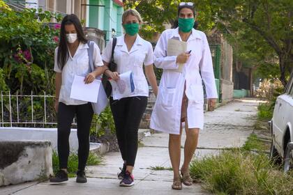 Estudiantes de medicina en Cuba realizan controles puerta por puerta
