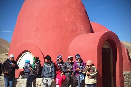 Estudiantes de un colegio secundario de alta montaña en Jujuy junto al albergue que ayudaron a construir