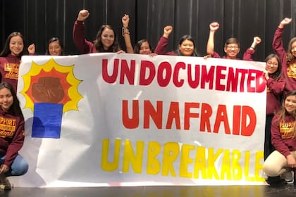 Estudiantes de una escuela secundaria pública de Chicago convirtieron un club escolar en una red de apoyo para familias afectadas por detenciones del ICE