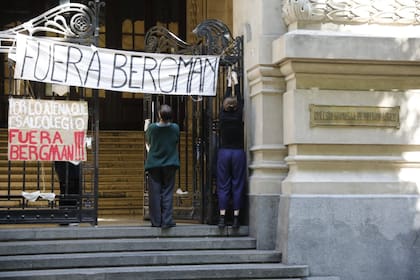 Estudiantes del Colegio Nacional de Buenos Aires piden que la actual rectora, Valeria Bergman, no sea reelecta en diciembre