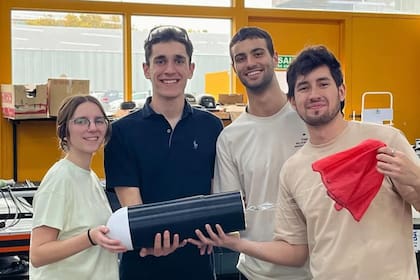 Estudiantes del Instituto Tecnológico de Buenos Aires, en Argentina, se preparan para defender su proyecto en la etapa final de la competencia CanSat 2025 en Virginia, Estados Unidos (Foto: Instituto Tecnológico de Buenos Aires)