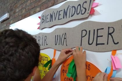 Estudiantes del Norbridge durante una consigna que planteaba "pensar qué puertas quieren abrir dentro de la escuela para vivir mejor". Foto: Instagram Norbridge