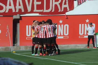 Estudiantes derrotó 4-1 a Huracán en La Plata por la 21ra. fecha de la Liga Profesional de Fútbol. La figura fue el 10, Gustavo del Prete, que se suma al festejo de todos