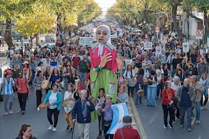Estudiantes, docentes, no docentes y organizaciones sociales participan de la cuarta Marcha Federal Universitaria en defensa de la educación pública y en reclamo por mayor financiamiento para las universidades nacionales, en la ciudad de Mendoza