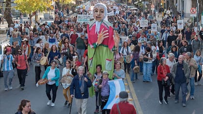 Estudiantes, docentes, no docentes y organizaciones sociales participan de la cuarta Marcha Federal Universitaria en defensa de la educación pública y en reclamo por mayor financiamiento para las universidades nacionales, en la ciudad de Mendoza