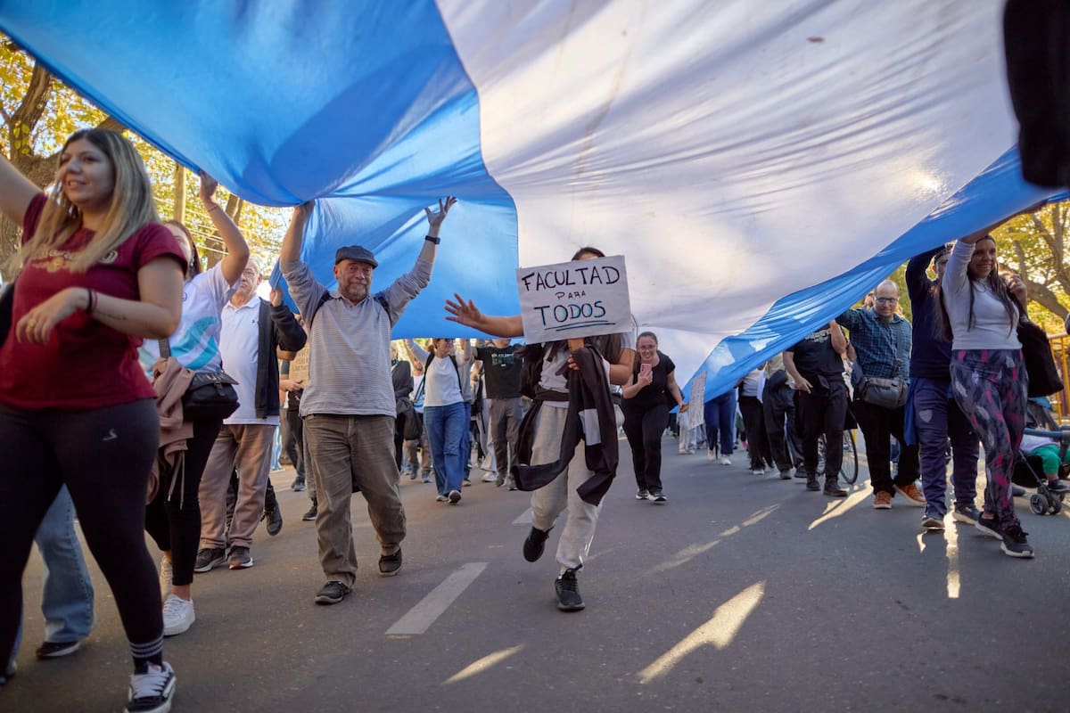 Estudiantes, docentes, no docentes y organizaciones sociales participan de la cuarta Marcha Federal Universitaria en defensa de la educación pública y en reclamo por mayor financiamiento para las universidades nacionales, en la ciudad de Mendoza