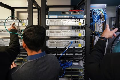 Estudiantes durante una clase de seguridad cibernética en una escuela de la ciudad de Nueva York. Los expertos dicen que el tráfico de influencias y el espionaje serán la nueva normalidad en la próxima era de conflictos cibernéticos