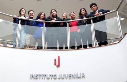 Estudiantes, egresados y tutores que integran la delegación seleccionada para participar de un encuentro internacional que reunirá a jóvenes de casi 100 países