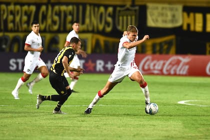 Estudiantes empezó con todo contra Peñarol (2-0 a los seis minutos) y terminó cayendo en Montevideo (3-2).