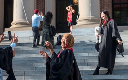 Estudiantes en el día de graduación en la Universidad de Harvard.