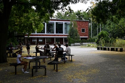 Estudiantes en el patio de la escuela secundaria Heinz-Berggruen en Berlín, el 13 de agosto de 2020