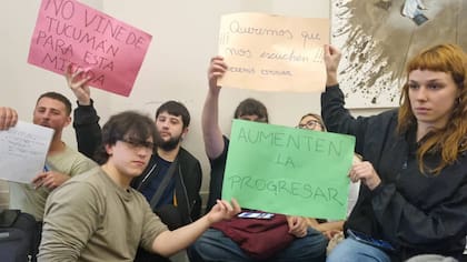Estudiantes en la sede de la Secretaría de Educación