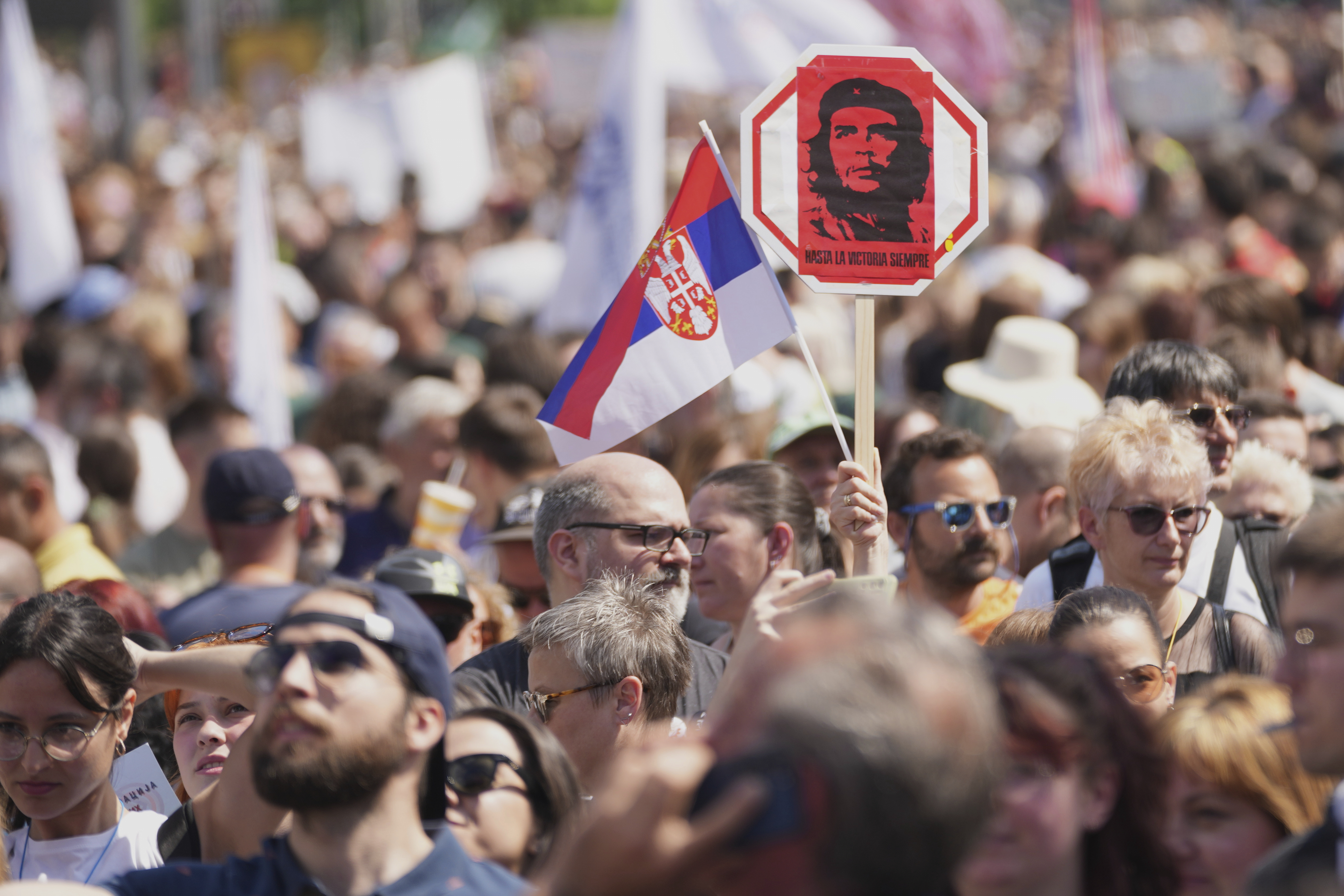 Estudiantes en Serbia exigen elecciones anticipadas