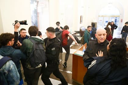 Estudiantes entraron a la Secretaría de Educación e hicieron una sentada para exigir por el financiamiento universitario
