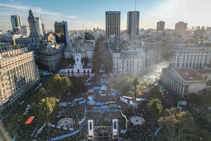 Estudiantes, gremios docentes y dirigentes políticos participación de la cuarta Marcha Federal Universitaria para exigir financiamiento y actualización del salario docente
