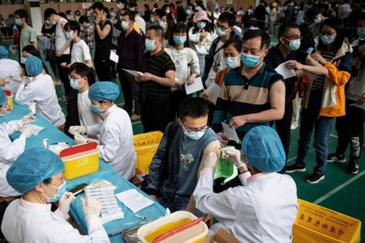Estudiantes hacen fila para recibir la vacuna Covid-19 del Grupo Nacional Biotec de China (CNBG) en una universidad de Wuhan