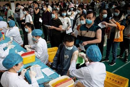 Estudiantes haciendo cola para recibir la vacuna Covid-19 del Grupo Nacional Biotec de China (CNBG) en una universidad de Wuhan