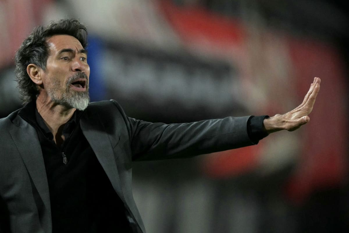 Estudiantes' head coach Eduardo Dominguez gestures during the Copa Libertadores quarterfinal second leg football match between Argentina's Estudiantes de La Plata and Brazil's Flamengo at the Jorge Luis Hirschi Stadium in La Plata, Buenos Aires province, Argentina on September 25, 2025. (Photo by Juan MABROMATA / AFP)