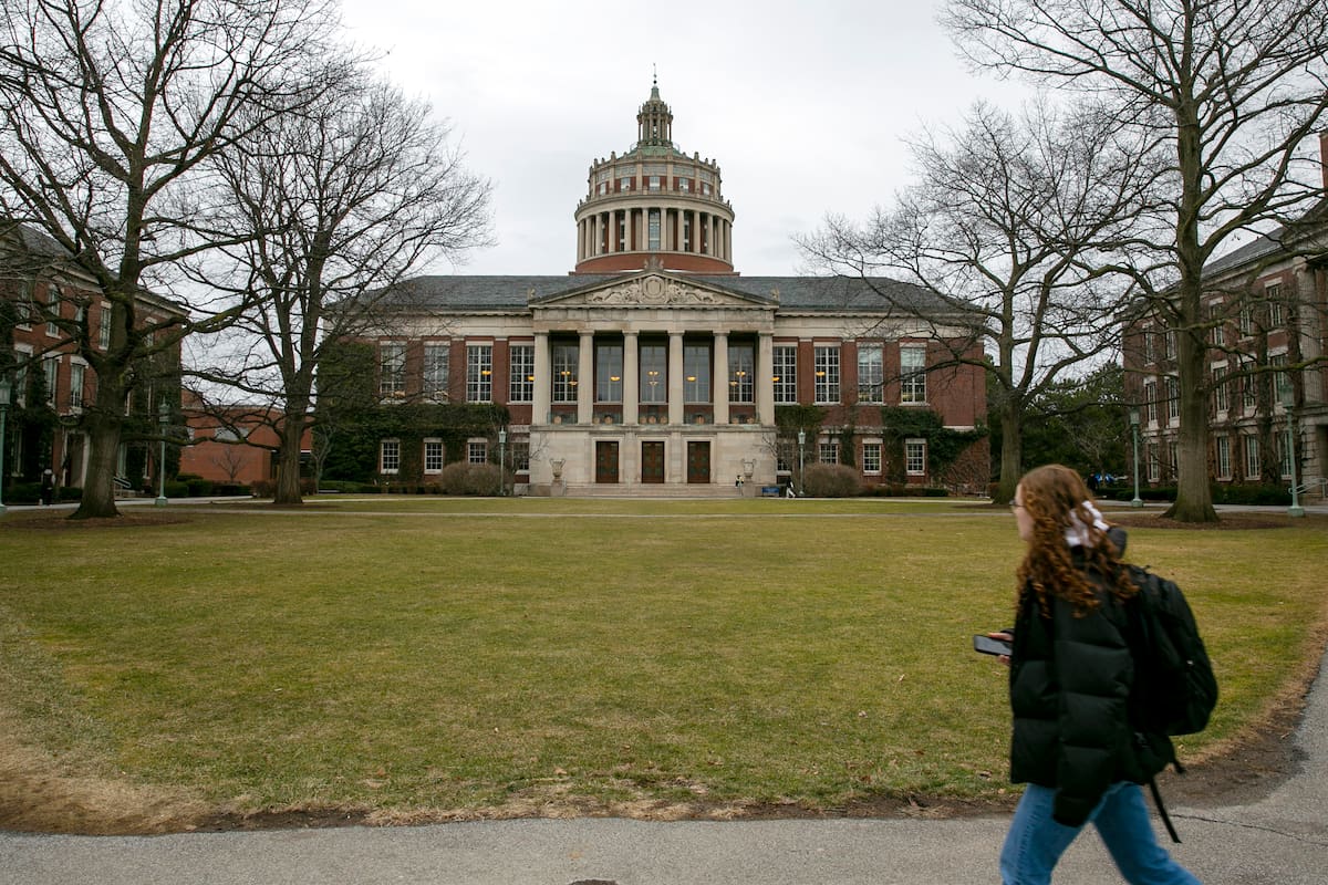 Estudiantes internacionales presentan demandas por la revocación masiva de visas en EEUU
