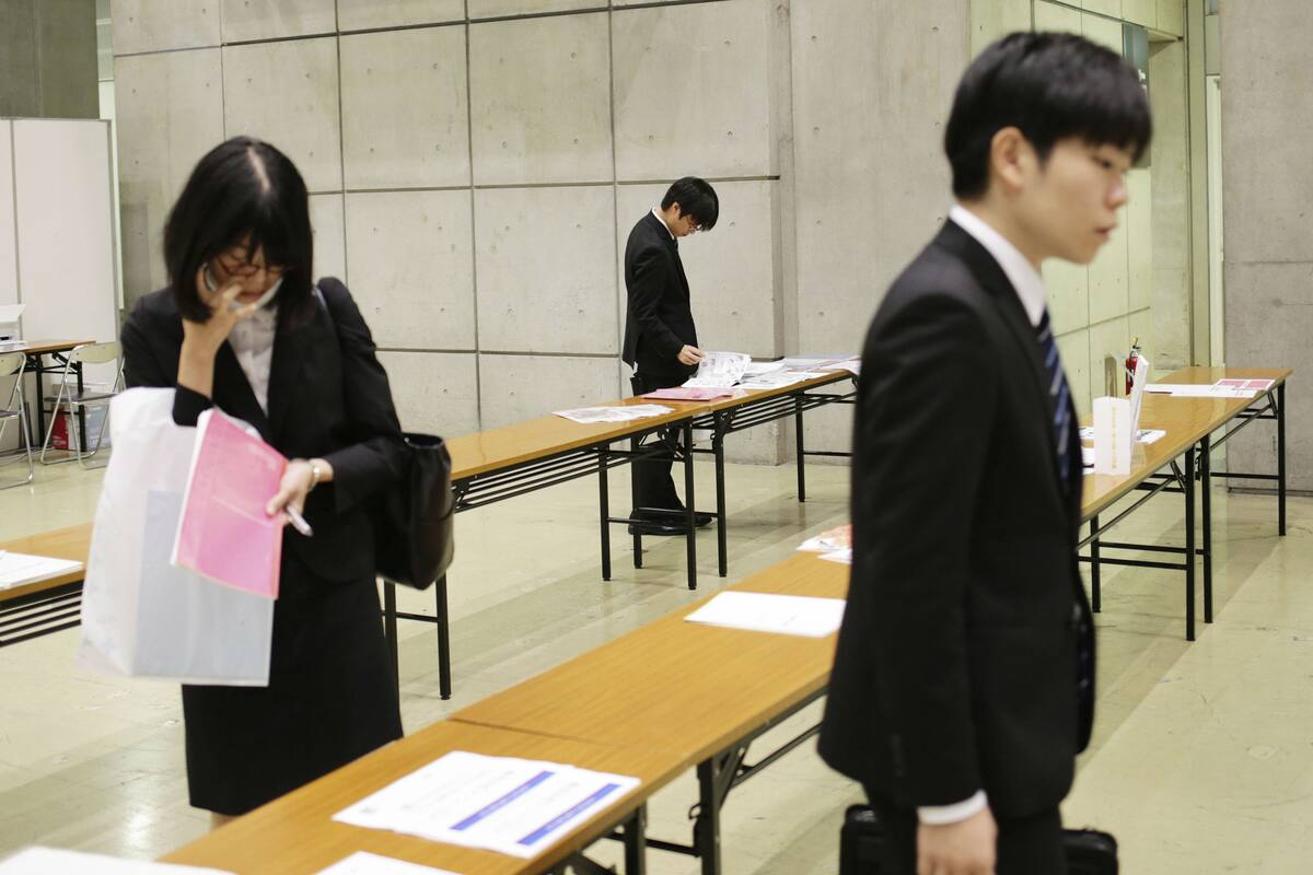 Estudiantes japoneses en una feria de empleo