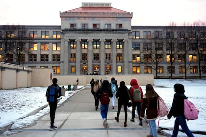 Estudiantes llegan a clases en la Escuela Secundaria Taylor Allderdice en Squirrel Hill, Pittsburgh, el 23 de enero de 2024 (AP Foto/Gene J. Puskar)
