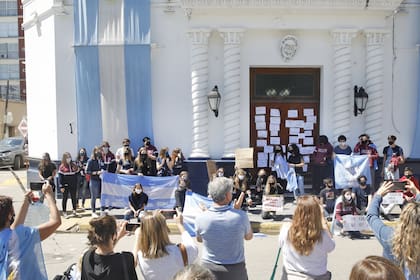 Estudiantes movilizados, ayer, frente a la intendencia de Pilar