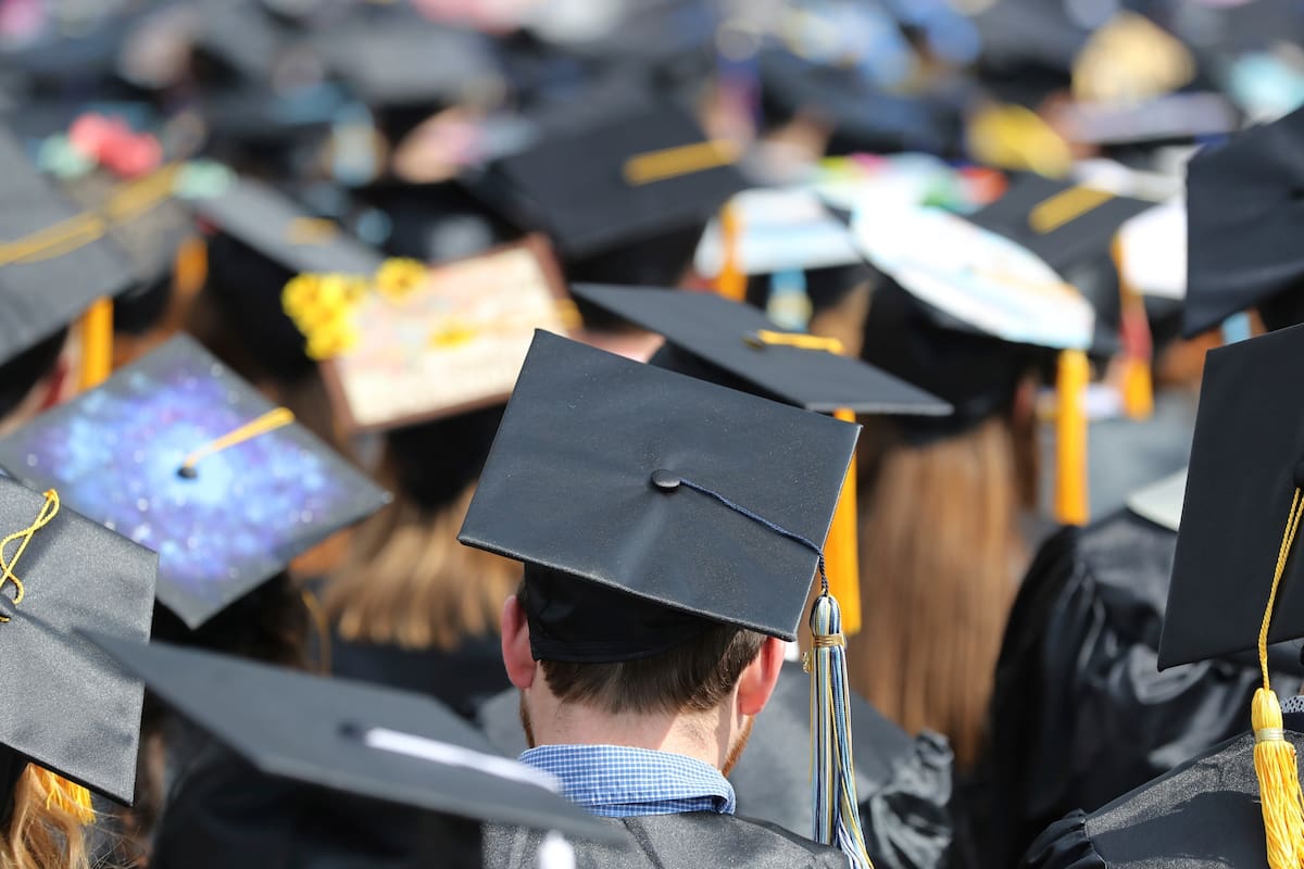 Estudiantes participan de una ceremonia de graduación Estados Unidos (AP Foto/Carlos Osorio, archivo)