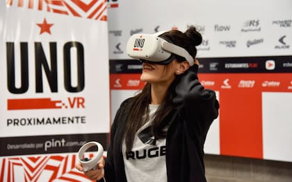 Estudiantes presentó al hincha robot en el Estadio Único de La Plata y algunos tuvieron la posibilidad de ser parte de la prueba piloto.