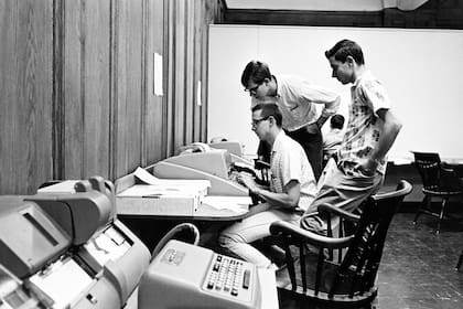 Estudiantes probando el nuevo sistema BASIC en la década de 1960 en la universidad de Dartmouth