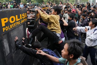 Estudiantes protestan en Indonesia contra políticas del gobierno en medio de presión económica