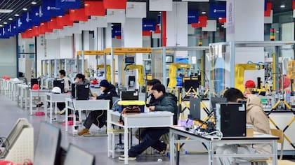 Estudiantes que aprenden robótica en el Instituto Técnico de Hangzhou, una de las muchas nuevas escuelas de formación profesional.