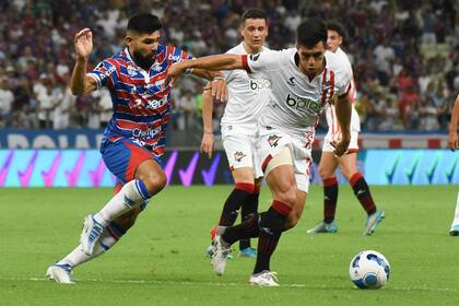 Estudiantes rescató un valioso empate en Brasil ante Fortaleza; aquí, Jorge Rodríguez lucha por la pelota con Silvio Romero