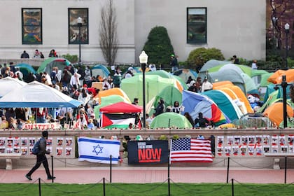 Estudiantes se congregan en un campamento pro palestino en la Universidad de Columbia en Nueva York el 23 de abril de 2024.