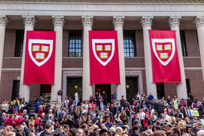 Estudiantes se preparan para una ceremonia de graduación en Harvard