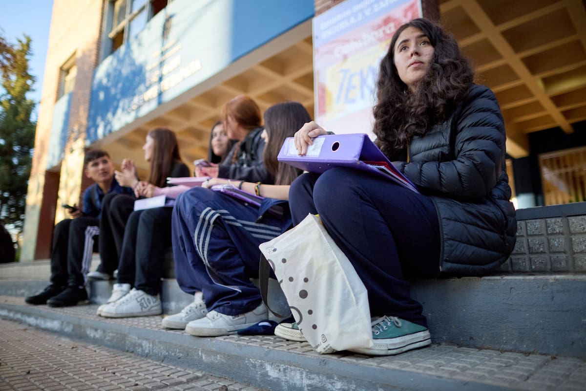 Estudiantes se retiran de la escuela 4-001 José Vicente Zapata sin mochilas por el protocolo preventivo de la Dirección General de Escuelas de Mendoza, tras amenazas de tiroteo registradas en distintas instituciones de la provincia