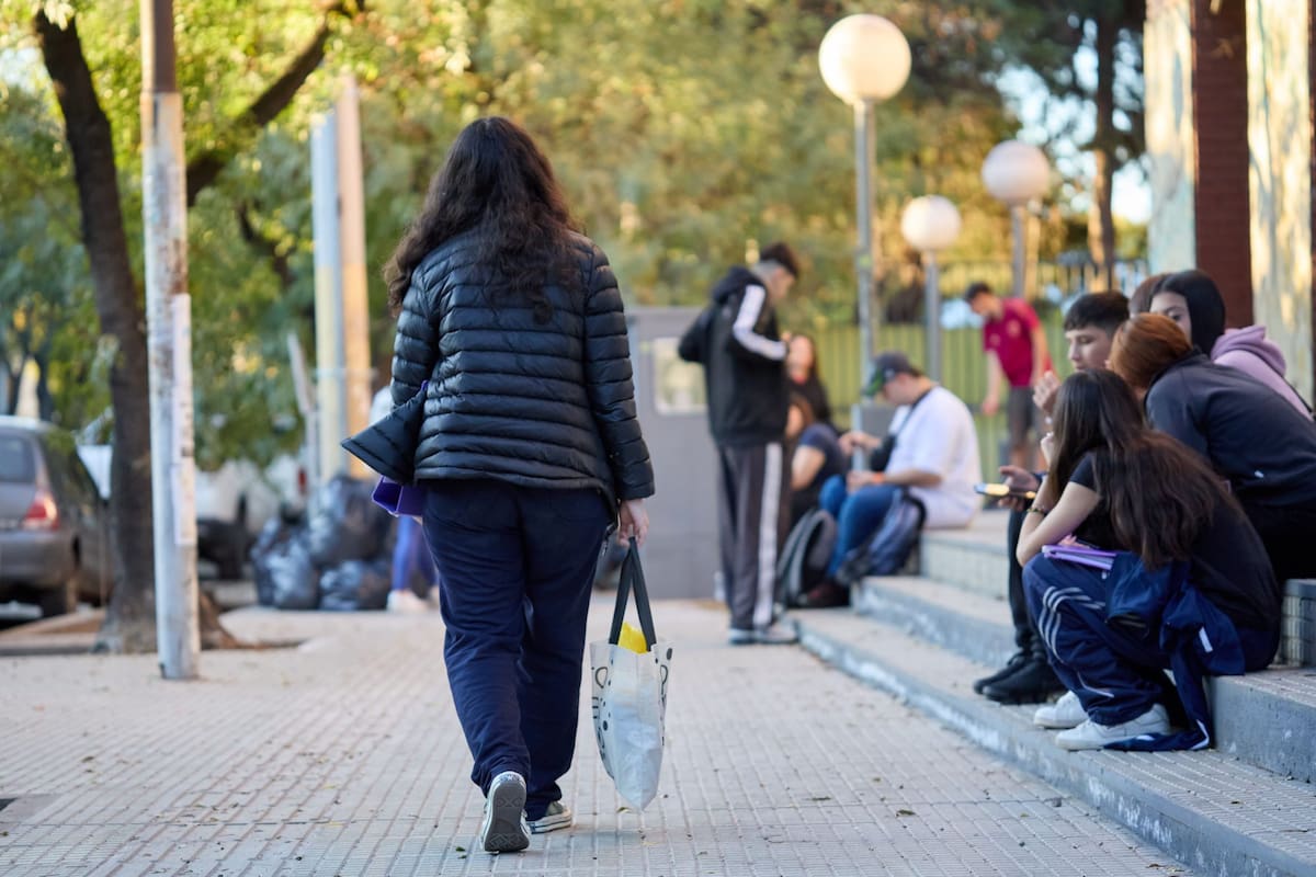 Estudiantes se retiran de una escuela sin mochilas, en el marco de un protocolo preventivo dispuesto por la Dirección General de Escuelas de Mendoza tras amenazas de tiroteo