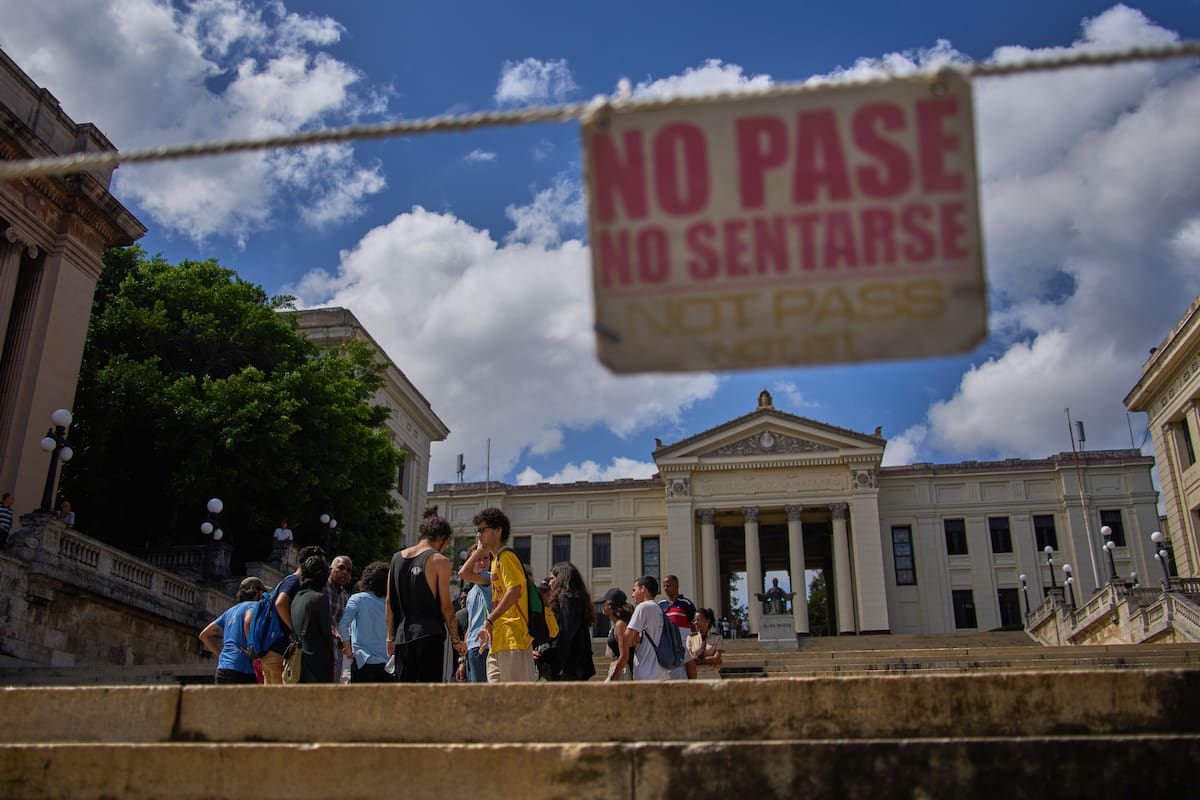 Estudiantes se reúnen frente a la Universidad de La Habana durante una protesta por la crisis energética que ha interrumpido las clases en La Habana, Cuba, el lunes 9 de marzo de 2026. (Foto AP/Ramón Espinosa)