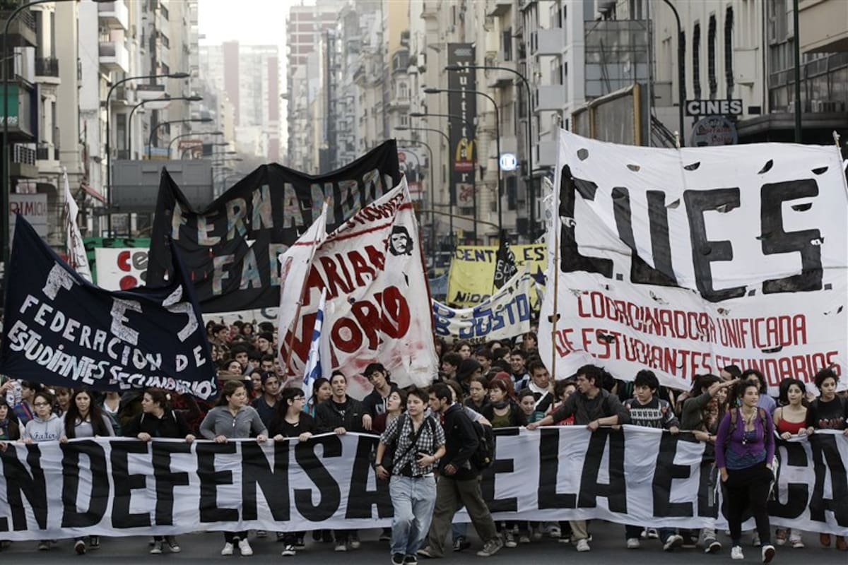 Estudiantes secundarios marcharon en julio frente al Ministerio porteño para reclamar mejoras edilicias