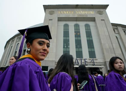 Estudiantes universitarios, en el día de graduación en Nueva York.