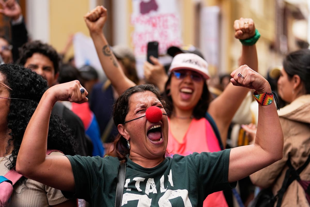 Estudiantes universitarios y artistas protestan en Bogotá, Colombia, el lunes 21 de septiembre de 20
