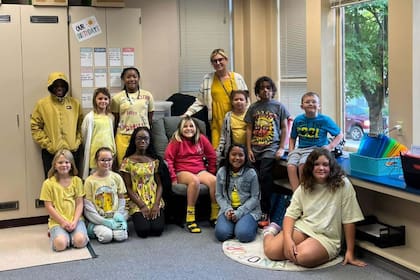 Estudiantes y docentes de la escuela Vinton Elementary, de Indiana