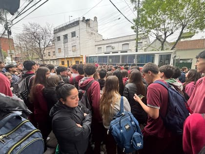 Estudiantes y familias se concentraron frente al Colegio Modelo Lomas para reclamar respuestas tras la denuncia por la difusión de imágenes manipuladas con inteligencia artificial