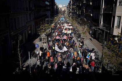 Estudiantes y maestros marchan durante una protesta en Marsella, sur de Francia, el jueves 13 de enero de 2022. Los maestros franceses realizaron una huelga nacional el jueves para expresar su enojo por la forma en que el gobierno está manejando la situación del virus en las escuelas, denunciando reglas confusas. y pidiendo más protección.