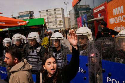 Estudiantes y periodistas enfrentan juicio en Turquía por protestas tras arresto de alcalde
