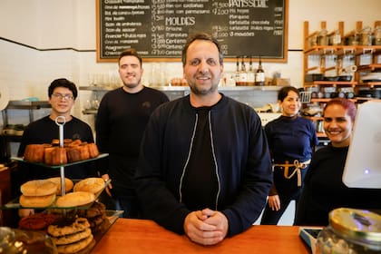 “Estudie finanzas y comercio internacional. Trabajé muchos años en el rubro inmobiliario. Quería emprender y la vida me llevó a este rumbo”, admite Johan